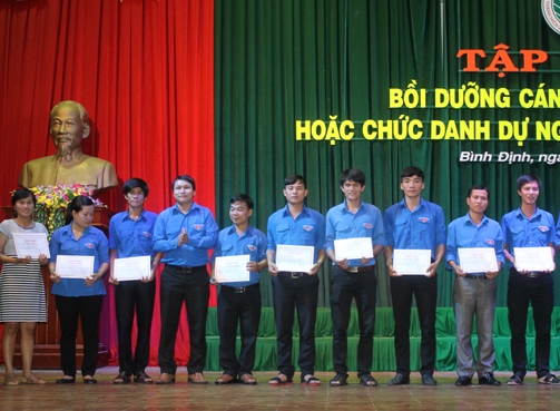 Đ/c Hà Duy Trung - Phó Bí thư Tỉnh đoàn trao giấy chứng nhận hoàn thành lớp tập huấn cho các học viên